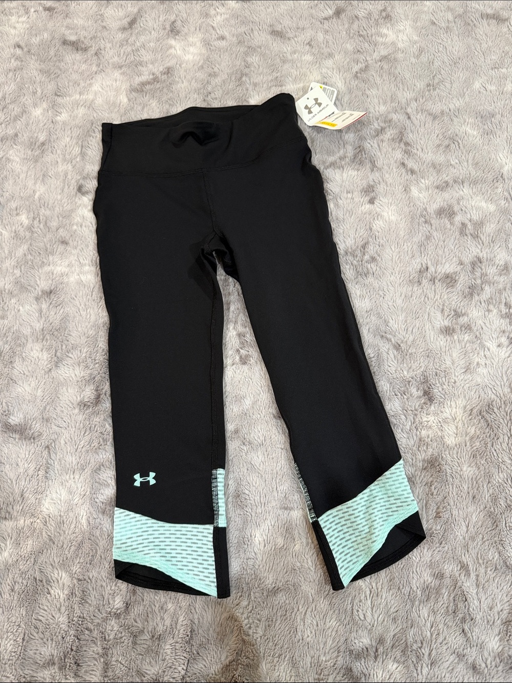 NWT xs Under Armour Black Capri Leggings with Mint Accent Panels